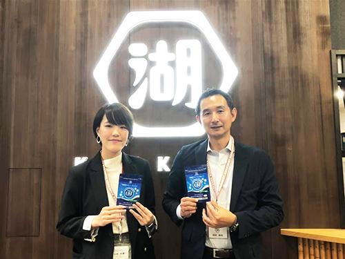 田村知也海外マーケ・ＥＣ事業本部本部長（右）とヘルスケア事業課・山根秋穂氏